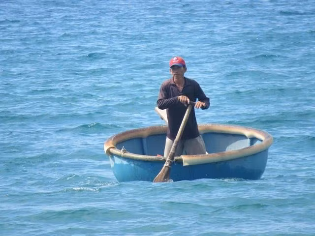 Ngư dân Nguyễn Ngọc Phó chèo thúng chai trên vùng biển gần bờ