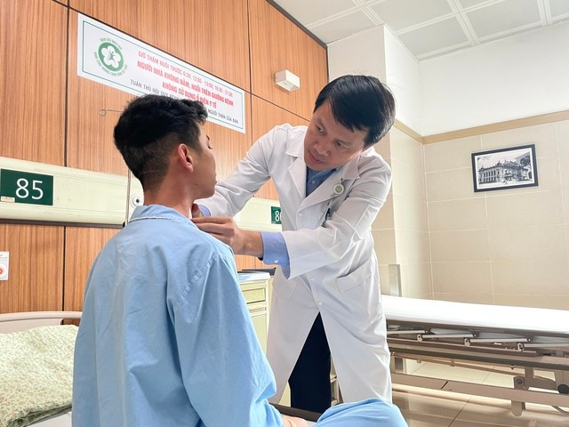 Nam thanh niên bị gãy cột sống cổ phức tạp do tai nạn giao thông Nam thanh niên bị gãy cột sống cổ phức tạp do tai nạn giao thông
