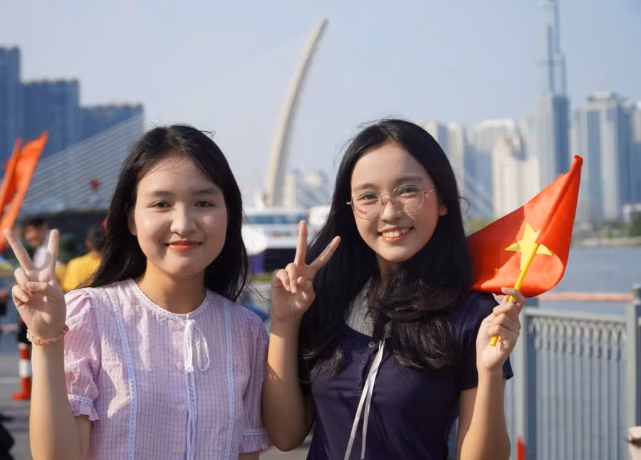 Hai nữ sinh của Trường ĐH Y dược TP.HCM chụp ảnh ở công viên Bến Bạch Đằng. Dù check-in muộn nhưng họ cảm thấy vui vì đã kịp lưu lại những khoảnh khắc ở nơi trưng bày trang trọng 15 khẩu pháo lễ 105mm