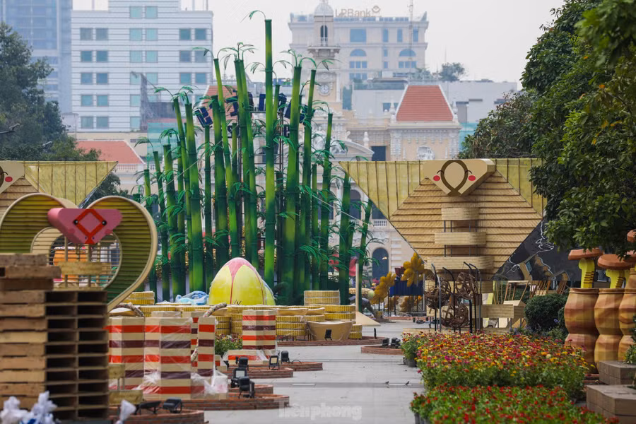 Thời gian thi công đường hoa kéo dài đến 12 giờ ngày 27/1 (tức 28 tháng chạp năm Giáp Thìn).