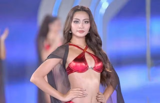 Bùi Thị Xuân Hạnh nóng bỏng trong phần thi áo tắm