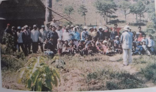 Ông Phúc nói chuyện với bà con làng Đarahoa về bảo vệ rừng và cách sống dựa vào rừng.