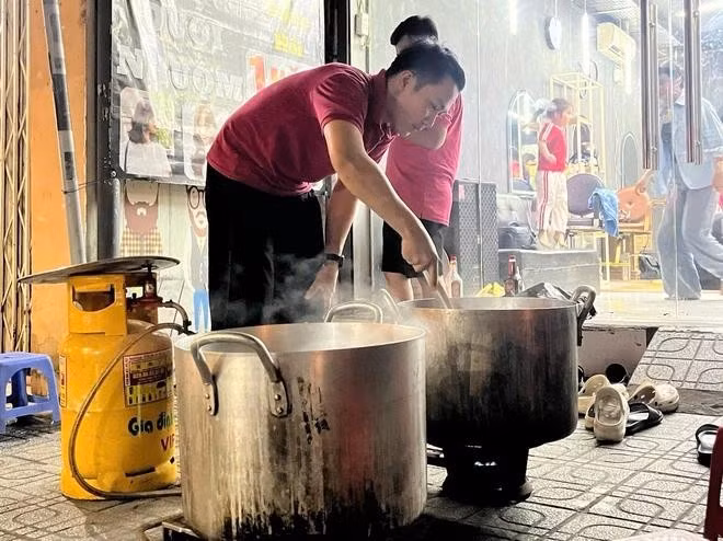 Các thành viên trong nhóm Sài Gòn Thương cùng chuẩn bị nguyên liệu nấu cháo