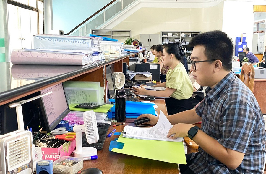 Công chức Kho bạc Nhà nước khu vực XIV kiểm tra, xử lý hồ sơ giao dịch thanh toán qua dịch vụ công trực tuyến của Kho bạc Nhà nước. Ảnh: S.C 1.jpg