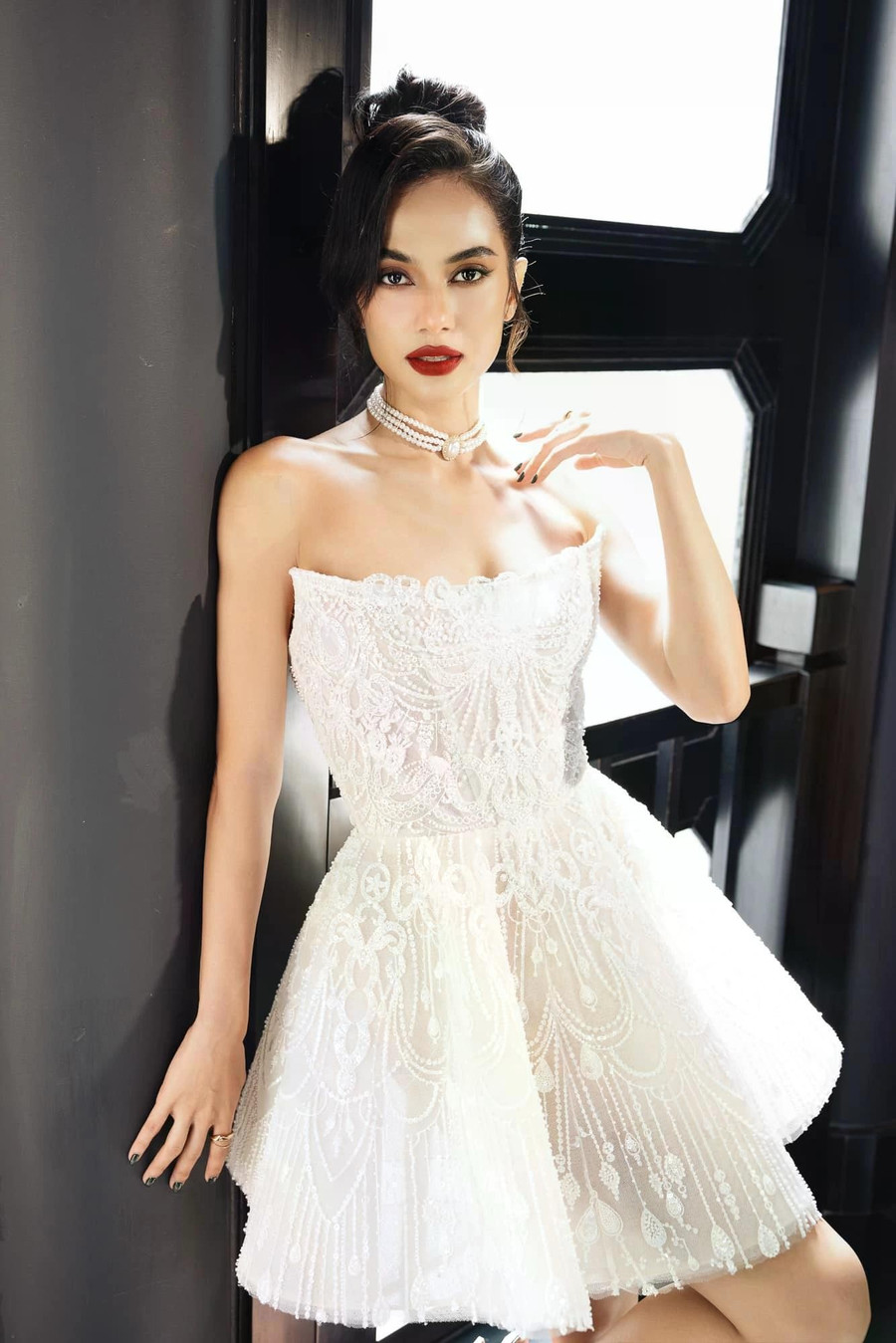 Trong MV, Emma Lê hóa thân thành một “trap girl”, gây ấn tượng bởi vẻ đẹp sắc sảo cùng body nóng bỏng. Trước đó, khi Hieuthuhai hé lộ teaser của Nước mắt cá sấu, dù thông tin nữ chính chưa được công bố song qua một số góc quay, nhiều cư dân mạng đã đồn đoán con gái nghệ sĩ Lê Hóa chính là nàng thơ mới của rapper 9X