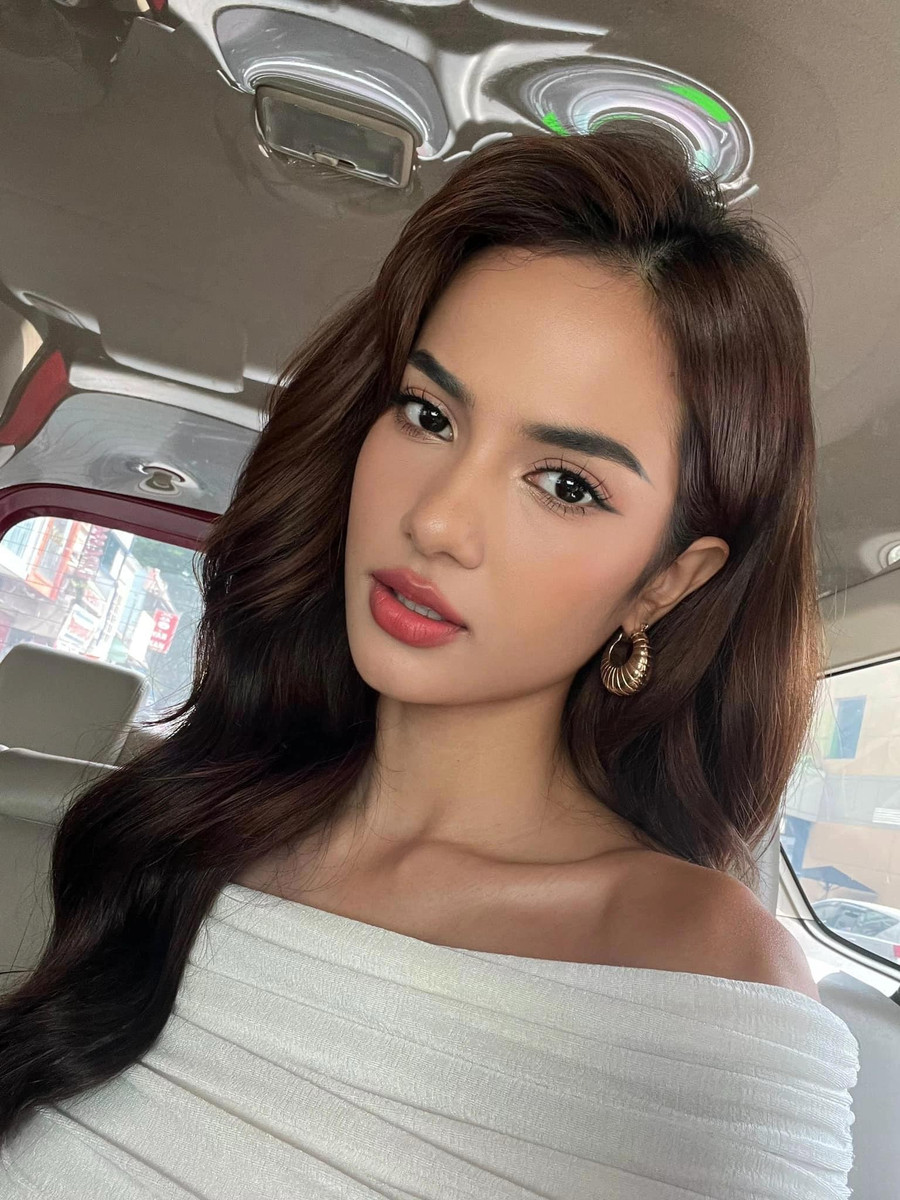Cột mốc đáng chú ý của Emma Lê là việc ghi tên mình vào top 6 Miss Universe Vietnam 2023. Thời điểm đó, việc con gái Lê Hóa thử sức ở một cuộc thi nhan sắc nhận được sự ủng hộ của đông đảo khán giả. Nói về kết quả, người đẹp khẳng định bản thân không tiếc nuối vì đã hết mình trong lần đầu “chinh chiến”