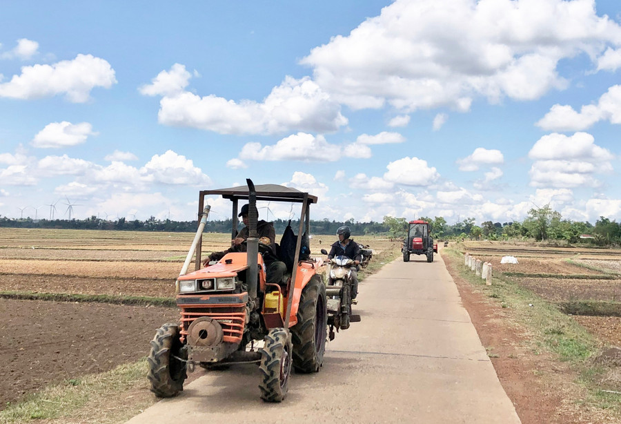 Đường giao thông dẫn ra cánh đồng Cơ Dơ được bê tông hóa giúp người dân đi lại và sản xuất thuận lợi hơn. Ảnh: L.N 1-2967.jpg