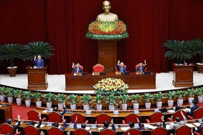 Đại biểu biểu quyết thông qua Nghị quyết Hội nghị lần thứ 2 Ban Chấp hành Trung ương Đảng khóa XIV. Ảnh: Doãn Tấn/TTXVN