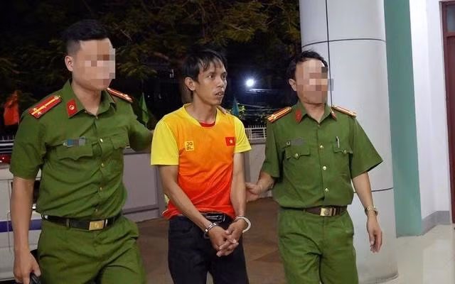 Công an tỉnh An Giang áp giải nghi phạm Lê Văn Trường về trụ sở công an để làm rõ hành vi giết người