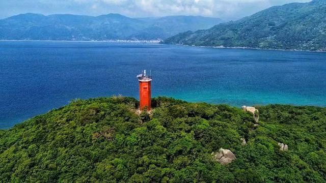 Trên đảo, người dân thờ bà Thủy Long với mong cầu thuận buồm xuôi gió, tôm cá đầy khoang