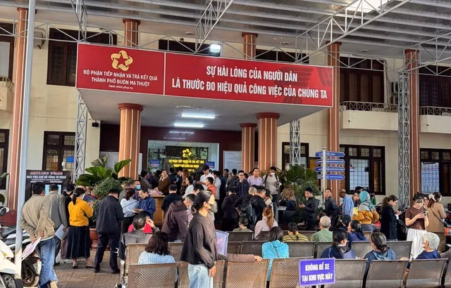 Người dân tới bộ phận tiếp nhận và trả kết quả của UBND TP Buôn Ma Thuột thực hiện các thủ tục chủ yếu là liên quan đất đai. Ảnh: CAO NGUYÊN