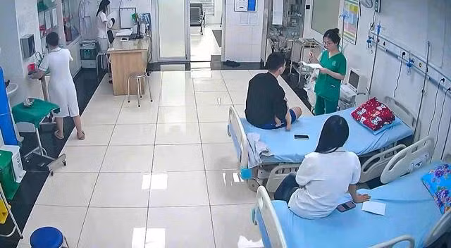 Du khách nghi bị ngộ độc thực phẩm đang điều trị tại Bệnh viện đa khoa Thu Phúc