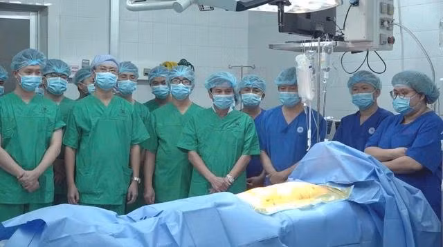 Các y bác sĩ mặc niệm, tri ân người đàn ông hiến mô tạng để tái sinh 7 người khác