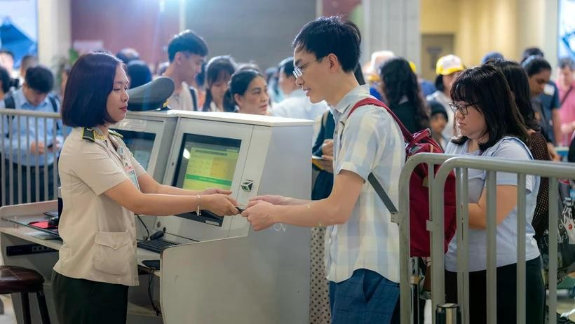 Ngày cuối nghỉ lễ 30/4-1/5, lượng hành khách đi máy bay tại Sân bay Nội Bài và Tân Sơn Nhất sẽ vẫn rất cao. (Ảnh: PV/Vietnam+) Ngày cuối nghỉ lễ 30/4-1/5, lượng hành khách đi máy bay tại Sân bay Nội Bài và Tân Sơn Nhất sẽ vẫn rất cao. (Ảnh: PV/Vietnam+)