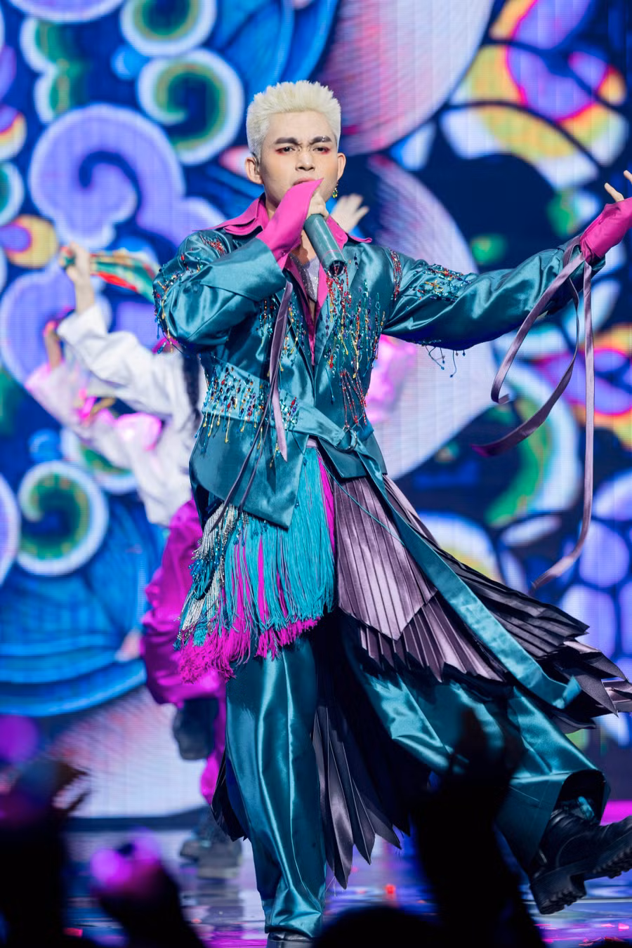 Jun Phạm là "giám đốc thời trang" cho nhà Tinh Hoa trong phần thi chủ đề Anh. Ảnh: BTC