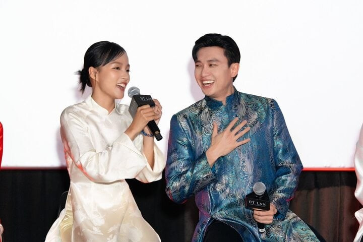 Trở lại màn ảnh rộng sau 2 năm, Quốc Trường đóng cặp cùng diễn viên trẻ Phương Thanh. Đáng chú ý, nam diễn viên thừa nhận có cảm xúc và rung động với nhan sắc xinh đẹp của bạn diễn. Do là người có kinh nghiệm nên sau bộ phim, anh đã cố gắng thoát vai. Trở lại màn ảnh rộng sau 2 năm, Quốc Trường đóng cặp cùng diễn viên trẻ Phương Thanh. Đáng chú ý, nam diễn viên thừa nhận có cảm xúc và rung động với nhan sắc xinh đẹp của bạn diễn. Do là người có kinh nghiệm nên sau bộ phim, anh đã cố gắng thoát vai.