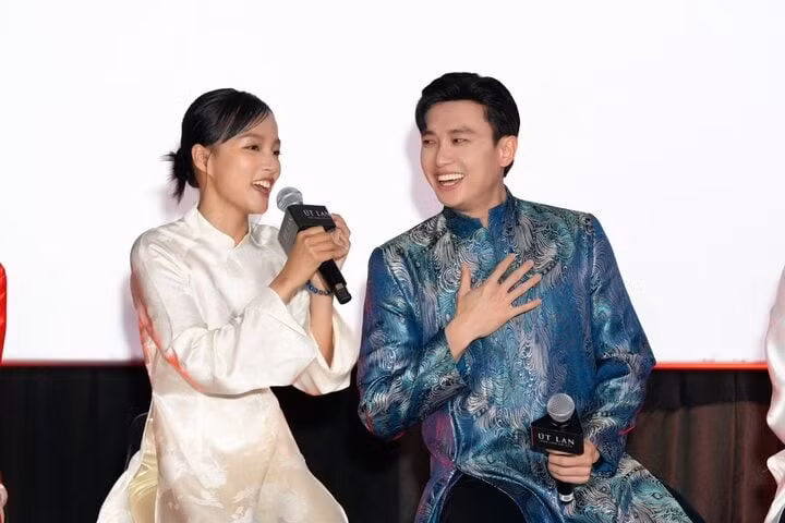 Trở lại màn ảnh rộng sau 2 năm, Quốc Trường đóng cặp cùng diễn viên trẻ Phương Thanh. Đáng chú ý, nam diễn viên thừa nhận có cảm xúc và rung động với nhan sắc xinh đẹp của bạn diễn. Do là người có kinh nghiệm nên sau bộ phim, anh đã cố gắng thoát vai.