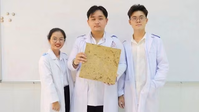 Nhóm 3 sinh viên sản xuất rơm rạ thành gỗ nhân tạo