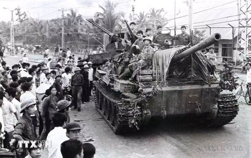 Xe tăng quân Giải phóng tiến vào giải phóng Nha Trang (Khánh Hòa), ngày 2/4/1975. (Ảnh: Tư liệu TTXVN)