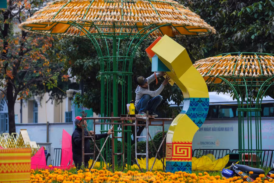 Trên công trường đặc biệt này, các kíp thợ tất bật thi công, nỗ lực hoàn thành sớm công việc để kịp tiến độ bàn giao, đảm bảo an toàn.