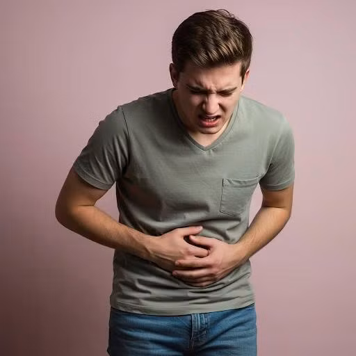 Nếu gặp triệu chứng nặng như đau dạ dày kéo dài, nên tham khảo ý kiến bác sĩ trước khi dùng nước mía