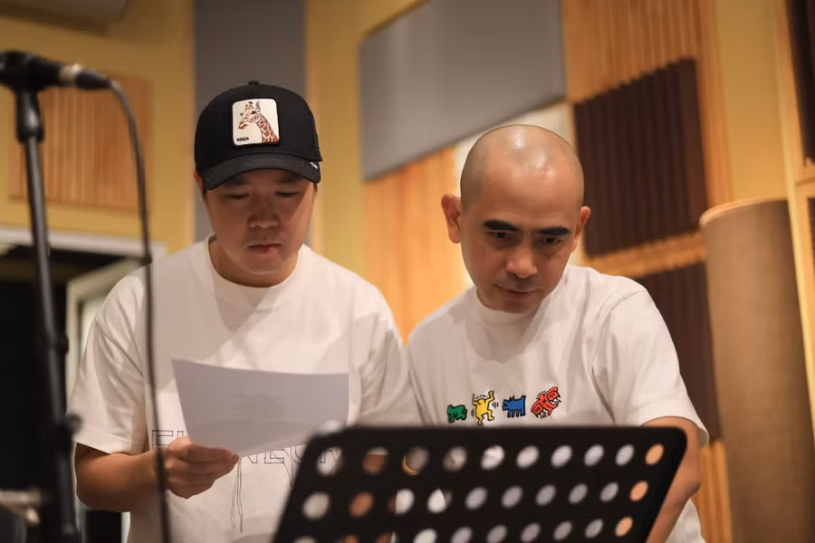 Lê Hiếu và Đức Trí thảo luận tiết mục tại live concert.