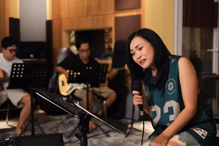 Ngoài việc biểu diễn những bản hit như Khi giấc mơ về, Ta chẳng còn ai, Phương Thanh được Đức Trí giao ca khúc mới. “25 năm trôi qua như giấc mơ. Ngày nào, tôi được Đức Trí lôi ra từ nhóm Sao Đêm chuyên hát rock, từ từ chuyển sang hát nhạc tình lãng mạn. Năm ngoái ở cùng Trí trong live show Hà Nội, năm nay lại ở TPHCM, tôi thấy hạnh phúc vì luôn được ở cạnh người bạn của mình những cột mốc, dấu ấn quan trọng”, Phương Thanh chia sẻ tại buổi tập luyện.