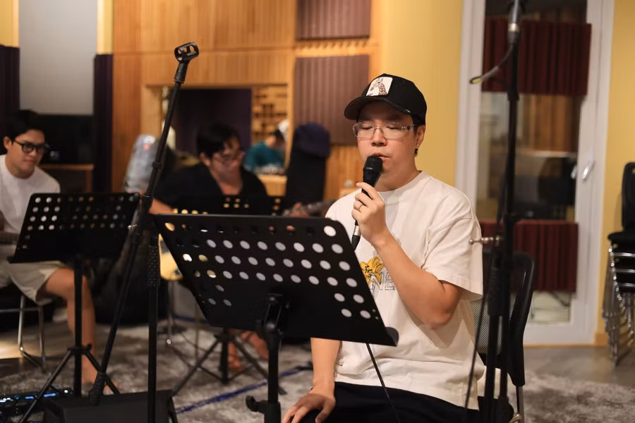 Lê Hiếu đến buổi tập cùng Đức Trí từ sớm. Gần đây, nam ca sĩ tập trung giảm cân. Giọng ca Và tôi cũng yêu em nói anh siêng tập thể dục để lấy lại vóc dáng như lúc còn độc thân để xuất hiện chỉn chu nhất tại live concert Có đôi lần.