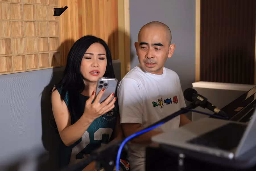 Dù bận rộn ghi hình Chị đẹp đạp gió, Phương Thanh tranh thủ thời gian đến tập luyện cùng Đức Trí. Nữ ca sĩ thu âm demo ca khúc mới, nghe đi nghe lại hàng ngày trước khi sang tập luyện cùng người bạn tri kỷ.