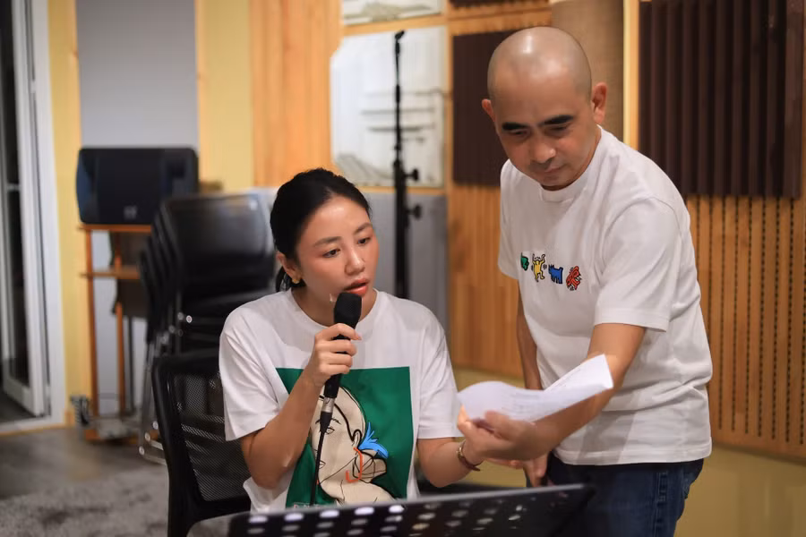 Trong live concert sắp tới, Đức Trí yêu cầu Văn Mai Hương hát lại ca khúc chưa công bố bản thu và từng làm khó nữ ca sĩ. "Lúc Văn Mai Hương 16 tuổi, tôi gửi bài này và nhờ cô ấy thu âm. Dù Hương hát hay nhưng bản thu được giữ lại vì nhiều lý do. Concert Có đôi lần cũng là dịp khán giả nghe Văn Mai Hương lần đầu thể hiện ca khúc này", Đức Trí chia sẻ.