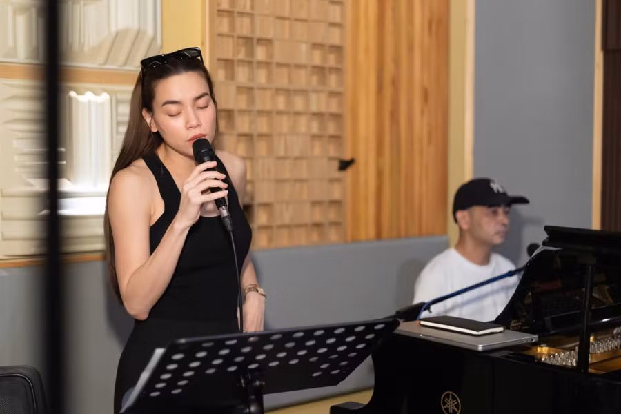 Hồ Ngọc Hà để mặt mộc, mặc đơn giản đến buổi tập cho đêm nhạc Đức Trí. Nữ ca sĩ hứa hẹn màn song ca với nam nhạc sĩ sẽ làm hài lòng khán giả. Trong lúc tập, hai nghệ sĩ có góp ý thẳng thắn, chỉ ra điểm cần khắc phục. "Lúc tập luyện, tôi và anh khắc khẩu, nhưng lên sân khấu, Đức Trí rất ngọt ngào", Hồ Ngọc Hà nói tại buổi tập.