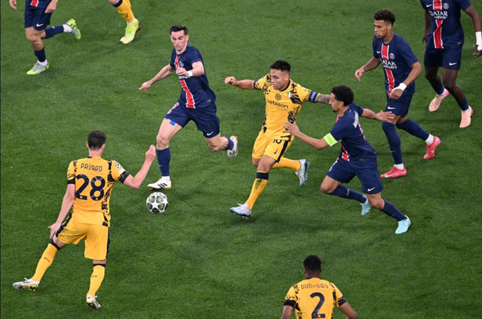 Hình ảnh hiếm hoi của hàng công Inter Milan trong trận chung kết Hình ảnh hiếm hoi của hàng công Inter Milan trong trận chung kết