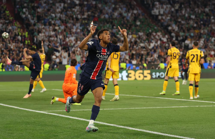 Cầu thủ 19 tuổi Senny Mayulu khép lại chiến thắng tưng bừng 5-0 cho PSG Cầu thủ 19 tuổi Senny Mayulu khép lại chiến thắng tưng bừng 5-0 cho PSG