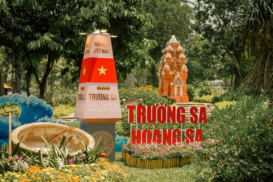 Một tiểu cảnh gây xúc động mạnh về chủ quyền biển đảo. Phía xa là tháp Nhạn, một công trình đặc trưng của công viên Tao Đàn. Một tiểu cảnh gây xúc động mạnh về chủ quyền biển đảo. Phía xa là tháp Nhạn, một công trình đặc trưng của công viên Tao Đàn.