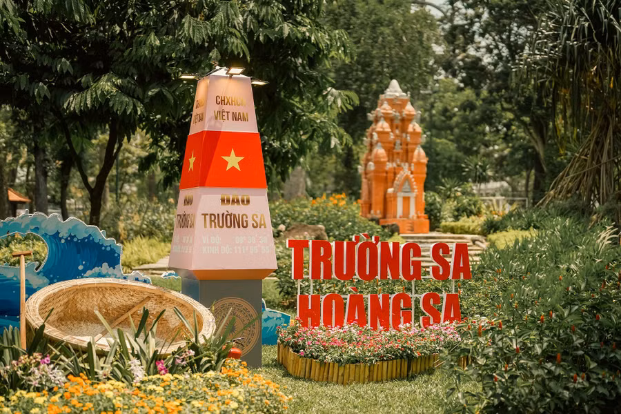 Một tiểu cảnh gây xúc động mạnh về chủ quyền biển đảo. Phía xa là tháp Nhạn, một công trình đặc trưng của công viên Tao Đàn.