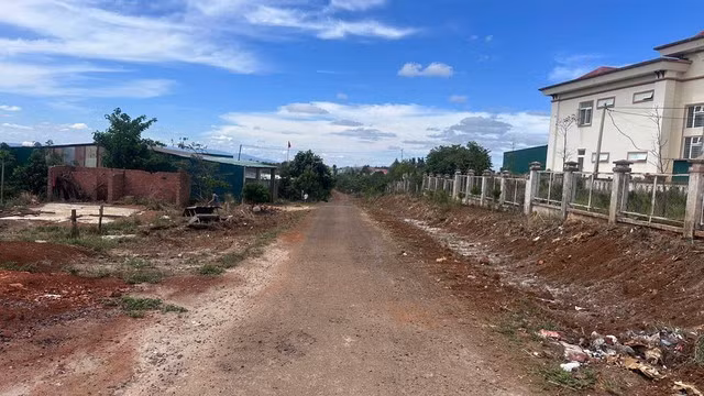 Gói thầu xây dựng công trình giao thông thuộc dự án ổn định dân cư vùng đặc biệt khó khăn dân di cư tự do xã Đắk R'măng trị giá hơn 40 tỉ đồng