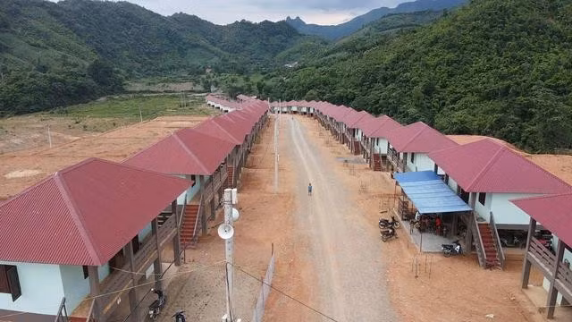 Những mái nhà đối diện nhau, liền lạc