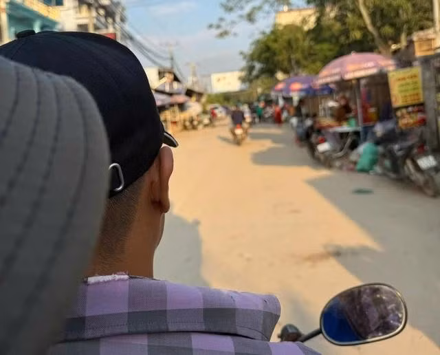 Xe ôm chở người không có hộ chiếu đi về hướng biên giới gần khu vực cửa khẩu Mỹ Quý Tây