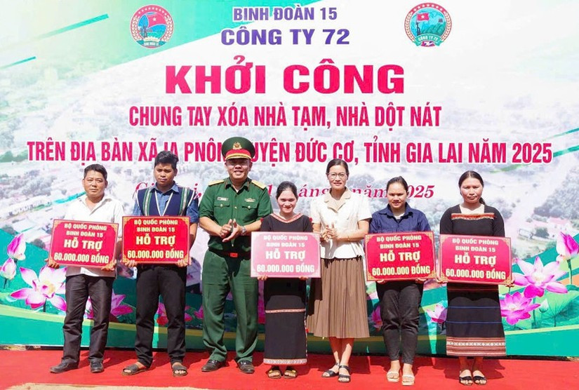 Lãnh đạo Công ty TNHH một thành viên 72 (Binh đoàn 15) trao tiền hỗ trợ các gia đình xóa nhà tạm. Ảnh: M.K 2.jpg