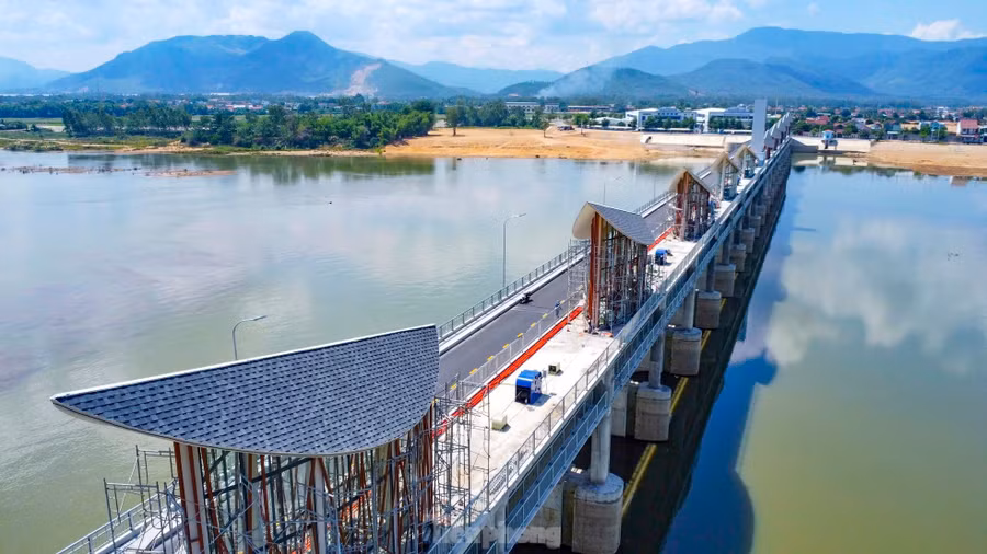 Nhìn từ trên cao, các mái nhà bảo vệ hệ thống máy vận hành được thiết kế theo ý tưởng chiếc lá trên dòng sông. Ảnh: Trương Định.