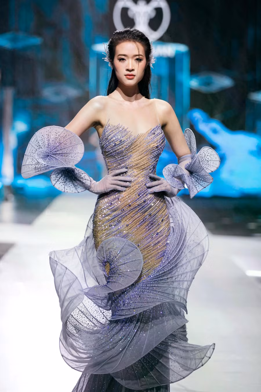 Hồ Thị Yến Nhi (sinh năm 2003, đến từ Huế) cũng là người đẹp sở hữu chiều cao “khủng" 1,8m tại Hoa hậu Quốc gia Việt Nam 2024. Cô hiện là sinh viên khoa Quan hệ quốc tế của Trường đại học Huế. Trước đó, Yến Nhi từng tham gia cuộc thi Hoa hậu Việt Nam 2022, Hoa hậu Thế giới Việt Nam 2022 và đều dừng chân ở top 20