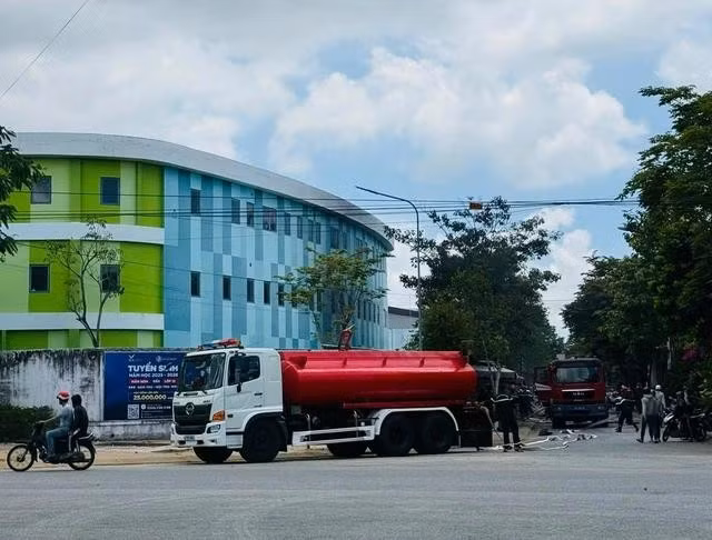 Lực lượng Cảnh sát PCCC và cứu hộ cứu nạn có mặt ở hiện trường để dập tắt đám cháy