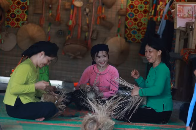 Nghề đan lát của người Tày xã Nghĩa Đô chính thức được ghi danh vào Danh mục di sản văn hóa phi vật thể quốc gia. (Ảnh: Vũ Sơn)