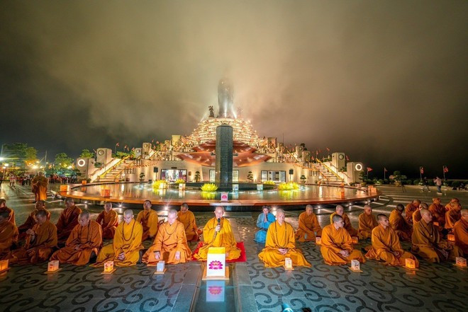 Vesak 2025: Đón nhận phước lành từ Đức Phật giữa đỉnh thiêng huyền thoại. (Ảnh: TTXVN phát) Vesak 2025: Đón nhận phước lành từ Đức Phật giữa đỉnh thiêng huyền thoại. (Ảnh: TTXVN phát)