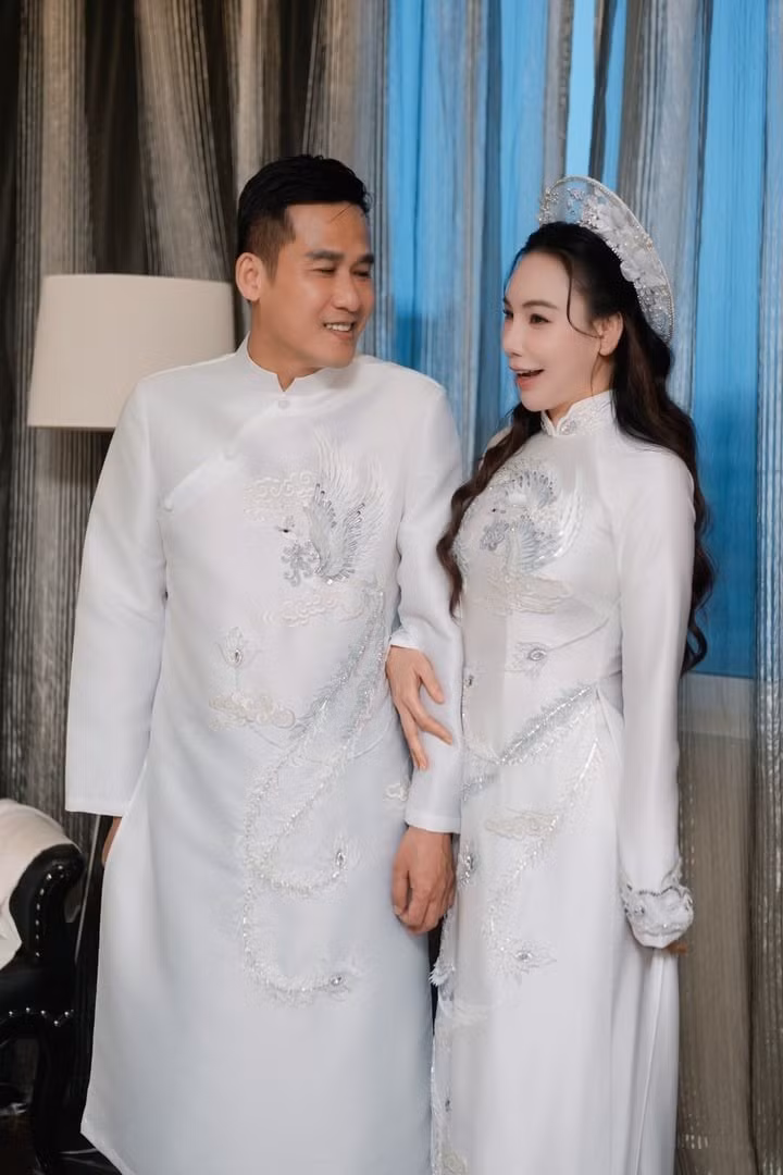 Sau nhiều năm độc thân, Hồ Quỳnh Hương tìm thấy hạnh phúc ở tuổi 45. Ông xã của nữ ca sĩ là doanh nhân Hoàng Công Thành, 47 tuổi - lớn hơn vợ 2 tuổi.