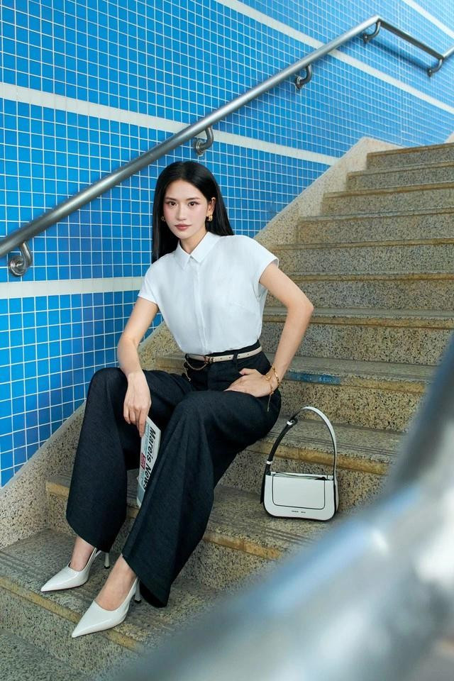 Áo sơ mi kết hợp cùng quần jeans hoặc chân váy denim tạo nên bản phối cổ điển nhưng mới mẻ. Sự chỉn chu của sơ mi được cân bằng bởi nét phóng khoáng của denim, mang lại vẻ ngoài linh hoạt và chỉn chu