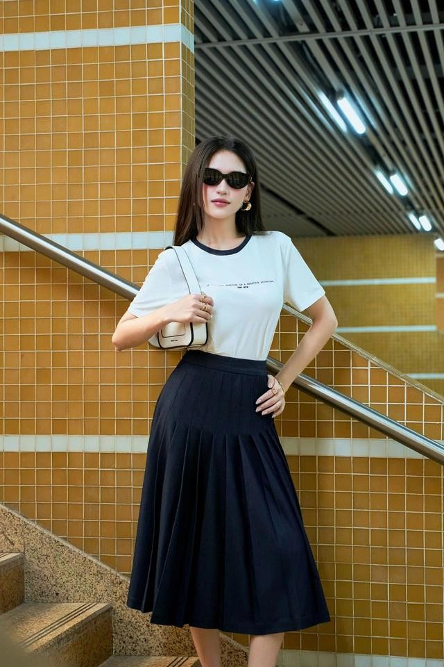 Cặp đôi trẻ trung, dịu dàng nhưng ấn tượng được tạo thành từ cặp đôi chân váy xếp ly và áo cổ tròn phối viền cổ