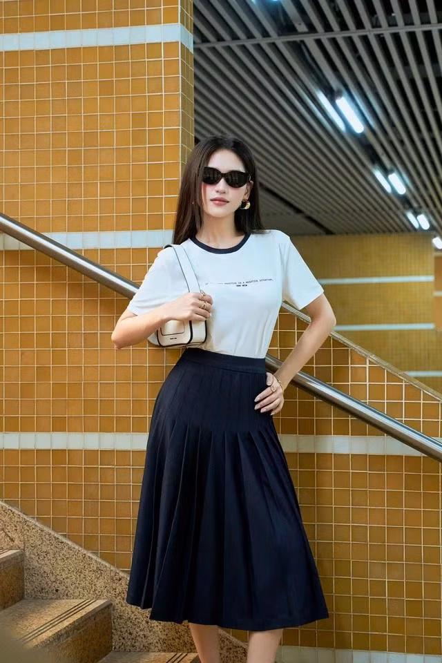 Cặp đôi trẻ trung, dịu dàng nhưng ấn tượng được tạo thành từ cặp đôi chân váy xếp ly và áo cổ tròn phối viền cổ