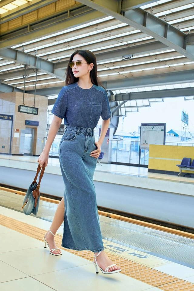 Áo denim mang đến hình ảnh tối giản và tạo điểm nhấn về phom dáng. Chi tiết cổ tròn rộng hay dáng áo chiết eo nhẹ mang lại sự duyên dáng và cân bằng giữa cứng và mềm trong cùng một thiết kế