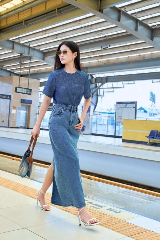 Áo denim mang đến hình ảnh tối giản và tạo điểm nhấn về phom dáng. Chi tiết cổ tròn rộng hay dáng áo chiết eo nhẹ mang lại sự duyên dáng và cân bằng giữa cứng và mềm trong cùng một thiết kế